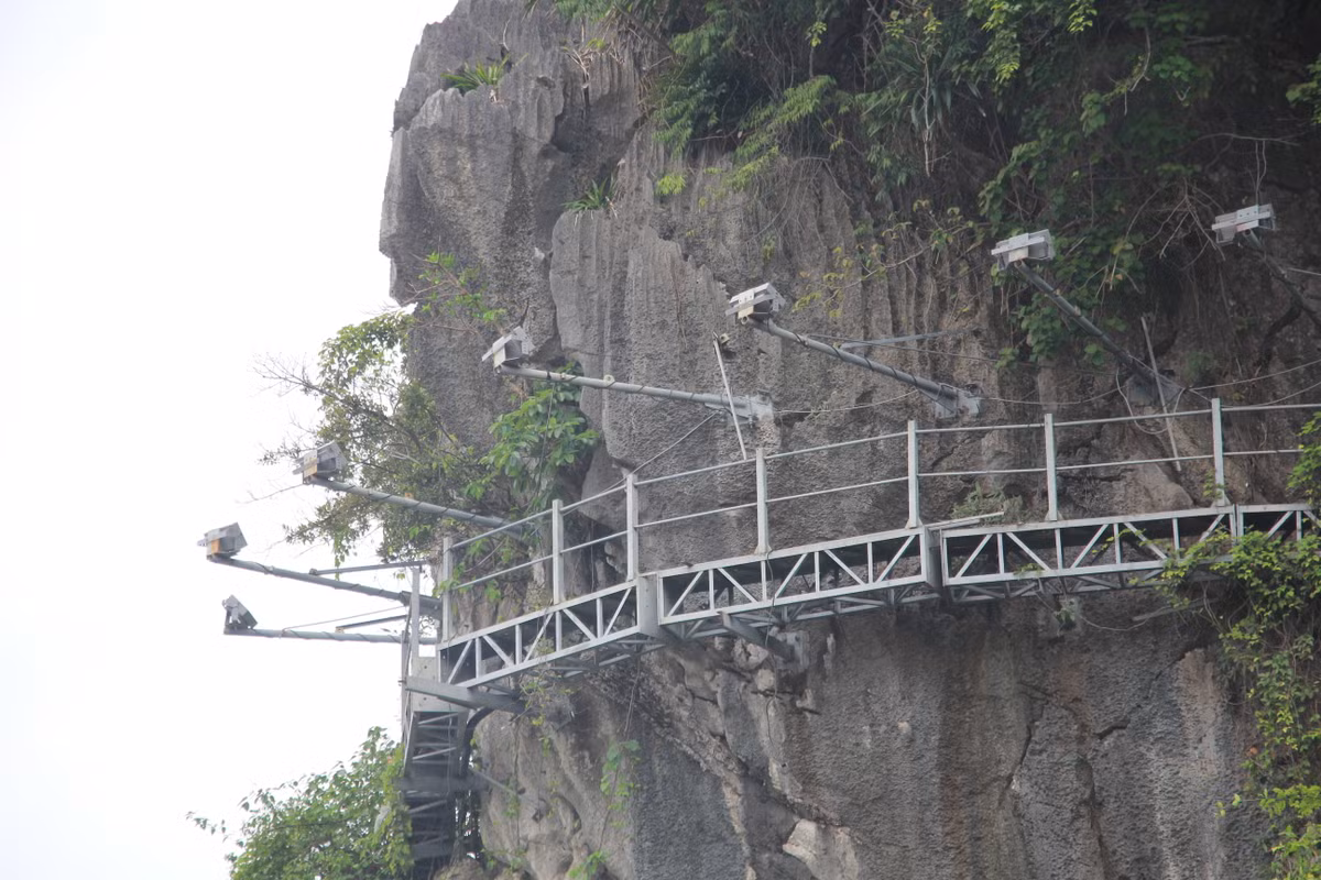 Chị Nguyễn Thu Hà, quận Thanh Xuân, Hà Nội đến thăm vịnh Hạ Long thắc mắc: “Vì sao phải quấn giàn điện vào núi đá, thậm chí các thanh sắt còn đóng thẳng vào đá?. Chỉ nhìn thôi đã thấy phản cảm và mất đi vẻ đẹp thiên nhiên".