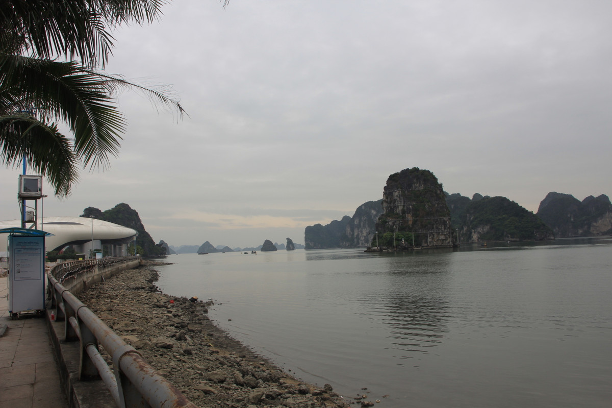 UBND tỉnh Quảng Ninh yêu cầu Chủ đầu tư và các ngành liên quan tính toán, đề xuất cụ thể về nội dung, quy mô các hạng mục đầu tư, tổng mức đầu tư và phân kỳ đầu tư cho phù hợp, đảm bảo phù hợp với quy hoạch xây dựng tại khu vực, tránh lãng phí, khi cần thiết có thể nâng cấp thành một khu trình diễn ánh sáng, âm thanh tổng hợp kết hợp với sân khấu biểu diễn nghệ thuật, thác nước, phun lửa…