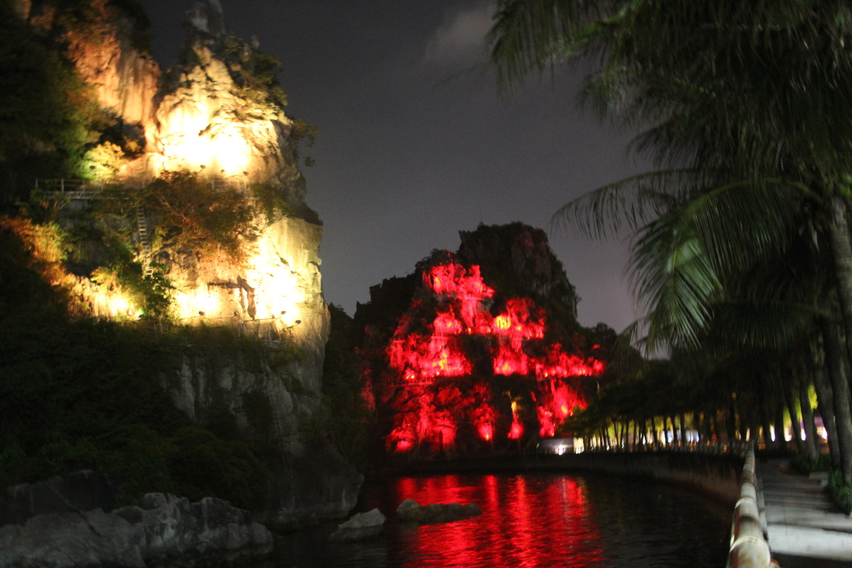 Dù vậy, việc chiếu sáng làm đẹp này giờ đã không còn thu hút được người dân và du khách.