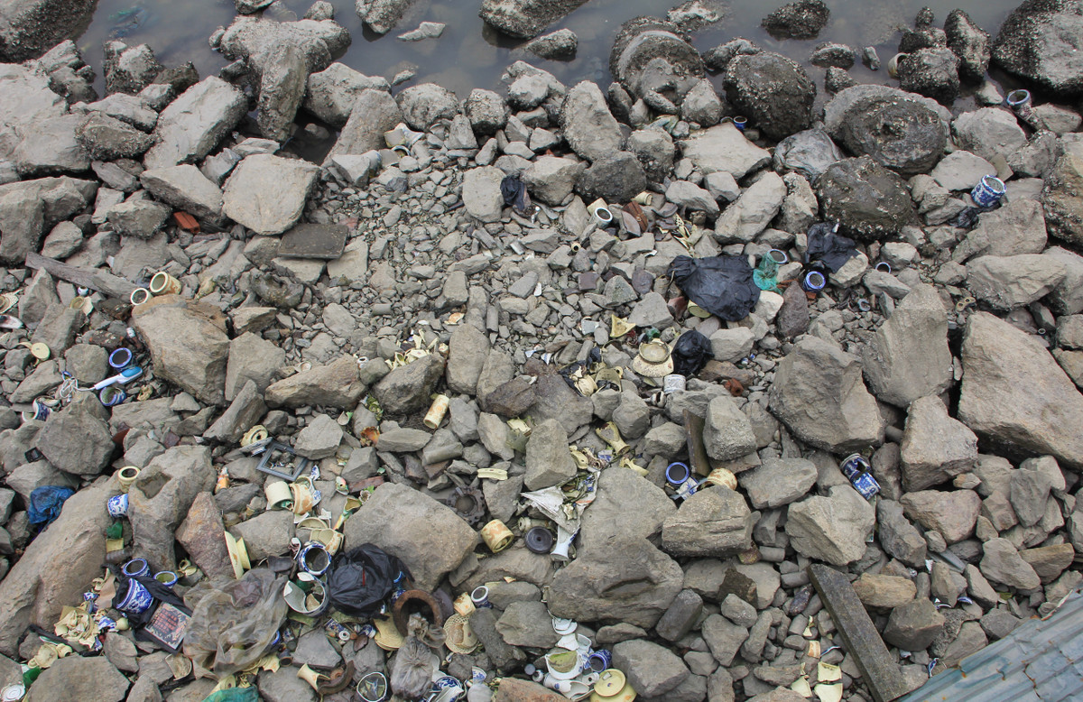 Ngay khu vực dưới chân núi có hệ thống giàn đèn tiền tỉ là tình trạng ô nhiễm môi trường với loạt rác thải hôi thối và đồ thờ cúng bị vứt bỏ.