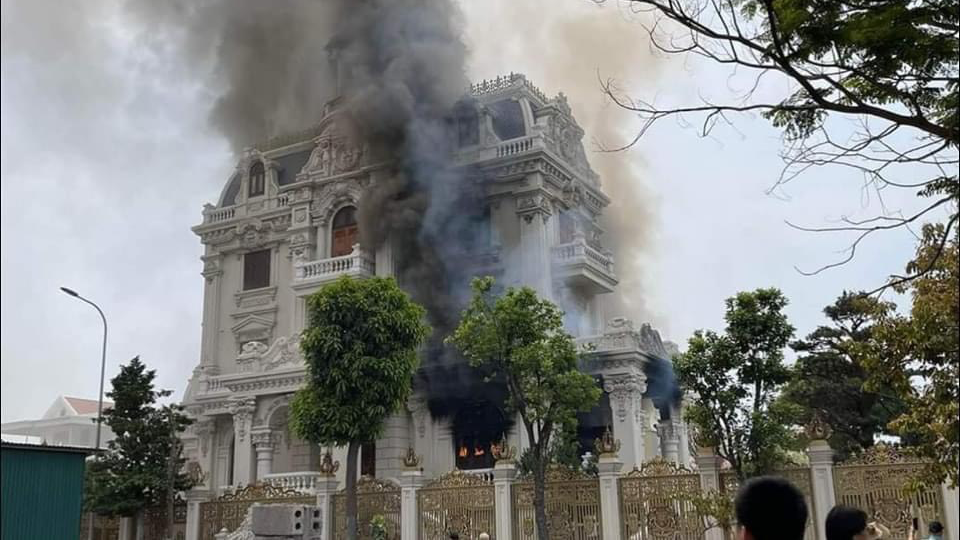 Không chỉ ở TP Hạ Long, tại TP Cẩm Phả cũng có nhiều căn nhà ở hoành tráng không kém phần. Mới đây một tòa lâu đài tiền tỷ của một đại gia TP Cẩm Phả bị bốc cháy khiến nữ chủ nhà tử vong.