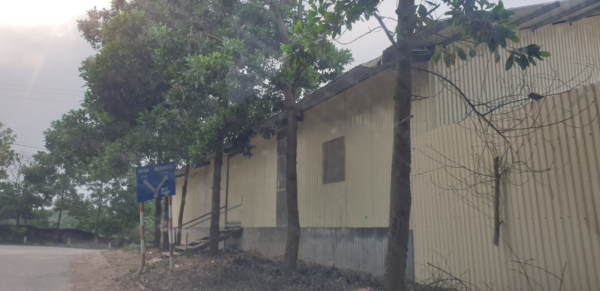 PV Báo Tri thức và Cuộc sống cũng đã trực tiếp tìm đến công trình vi phạm của Công ty CP sữa chua trân châu Hạ Long và liên hệ với lãnh đạo của công ty này để làm rõ vấn đề nhưng một người tên Toàn, quản đốc nhà xưởng báo vắng qua điện thoại.