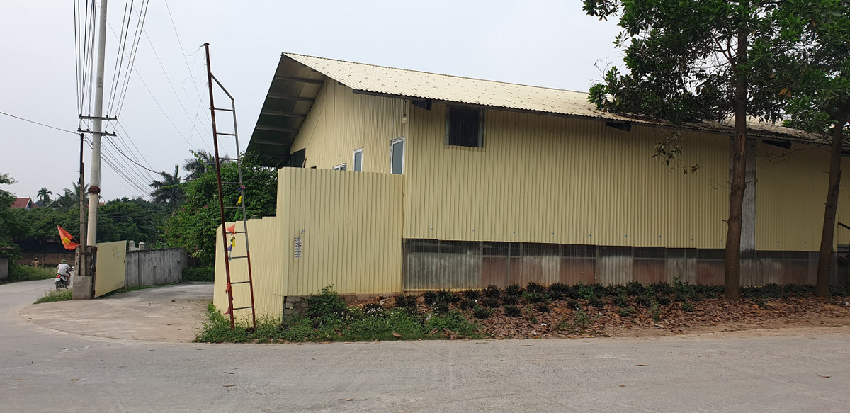 Trao đổi với PV Báo Tri thức và Cuộc sống, ông Hoàng Văn Thống, Chủ tịch UBND xã Nhuận Trạch cho biết, UBND xã đã thành lập tổ công tác kiểm tra công ty. Qua kiểm tra, kết quả cho thấy, công ty đã vi phạm nghiêm trọng về sử dụng đất sai mục đích, tự ý xây dựng mà chưa được cấp phép, gây ô nhiễm môi trường tạo ra sự bức xúc cho bà con. Tuy nhiên, ông Thống cũng tỏ ra ngán ngẩm vì bao nhiêu văn bản chỉ đạo của UBND huyện và xã đều không được công ty thực hiện nghiêm túc.