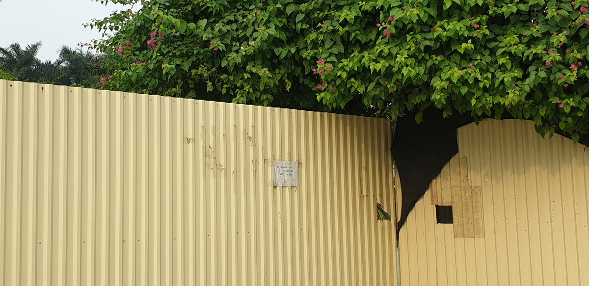 Sau đó, bảo vệ nhà xưởng của Công ty CP sữa chua trân châu Hạ Long lập tức đóng kín cửa. PV Báo Tri thức và Cuộc sống sẽ tiếp tục thông tin.