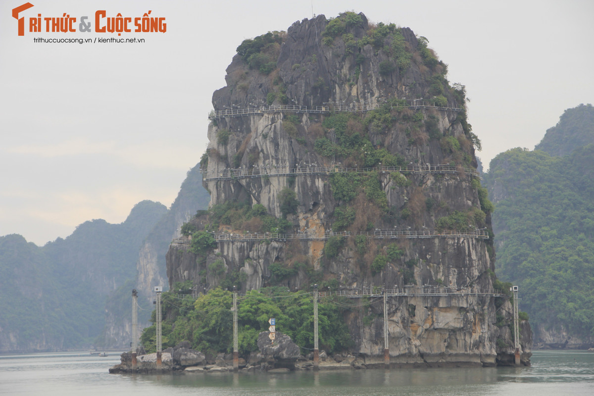 He thong chieu sang “choi” nui da vinh Ha Long co gay lang phi?