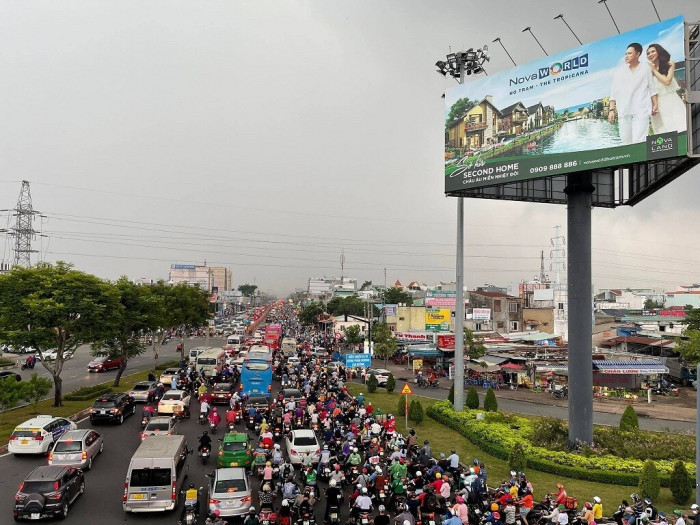 Nguoi dan un un roi TP.HCM ve nghi le, xe xep hang dai o cac tuyen cua ngo