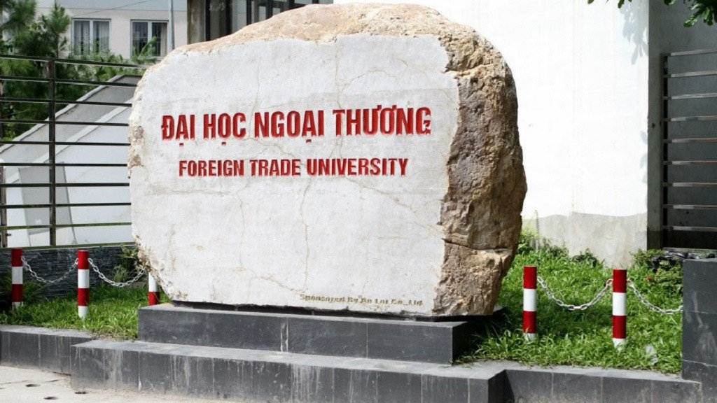  Trường ĐH Ngoại thương: Trường sẽ xét tuyển học bạ dành cho 3 nhóm đối tượng: (1) thí sinh tham gia thi học sinh giỏi, khoa học kỹ thuật quốc gia; (2) thí sinh đạt giải (Nhất, Nhì, Ba) học sinh giỏi cấp tỉnh/thành phố lớp 11 hoặc lớp 12; (3) thí sinh thuộc hệ chuyên của trường THPT trọng điểm quốc gia/THPT chuyên.