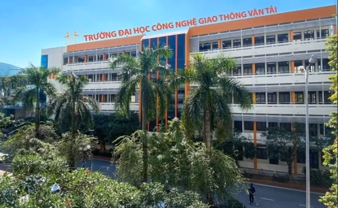  Trường ĐH Công nghệ Giao thông Vận tải: Thí sinh cần có tổng điểm của tổ hợp xét tuyển môn học cả năm lớp 12 đạt từ 18 trở lên. Trường xét tuyển điểm lấy từ cao xuống thấp đến khi đủ chỉ tiêu. Nếu nhiều hồ sơ có điểm xét tuyển bằng nhau thì lấy điểm môn Toán làm tiêu chí phụ xét từ cao xuống thấp.