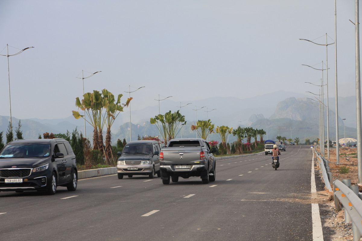 Việc dồn các phương tiện sang một bên đường để di chuyển ngược chiều trong tình trạng không có dải phân cách mềm tạm, không có người điều tiết, hướng dẫn giao thông...càng khiến nguy cơ tai nạn giao thông có thể xảy ra bất cứ lúc nào.