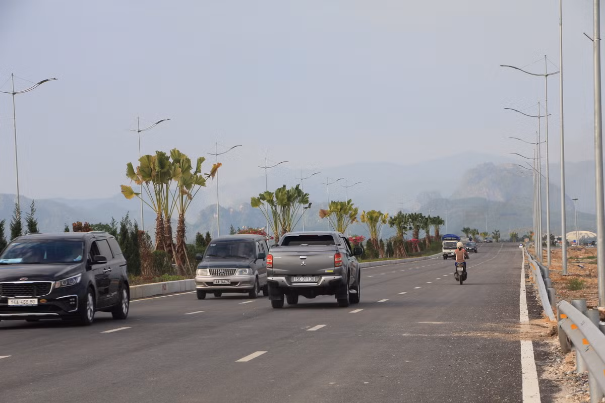 Việc dồn các phương tiện sang một bên đường để di chuyển ngược chiều trong tình trạng không có dải phân cách mềm tạm, không có người điều tiết, hướng dẫn giao thông...càng khiến nguy cơ tai nạn giao thông có thể xảy ra bất cứ lúc nào.