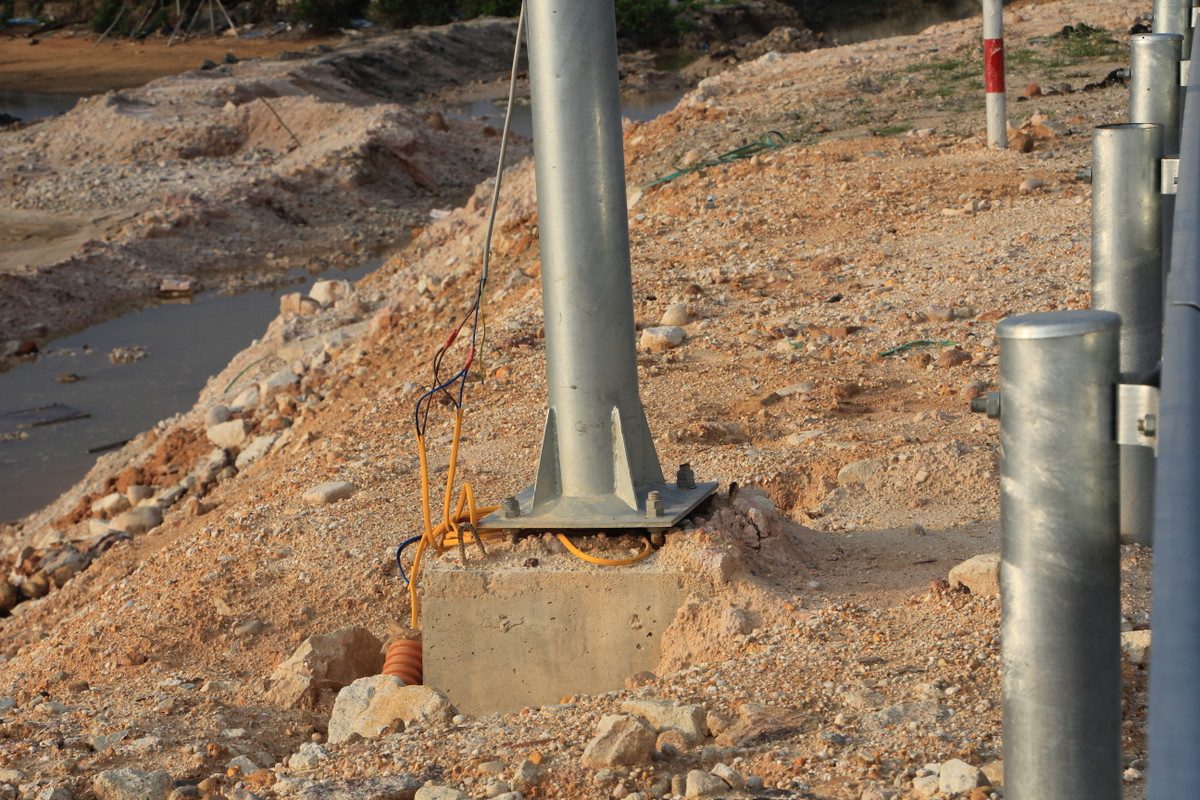 Các chân cột điện và dây điện vẫn lộ thiên khiến nhiều người lo lắng về tai nạn cho các công nhân cũng như những ai đi qua tuyến đường.