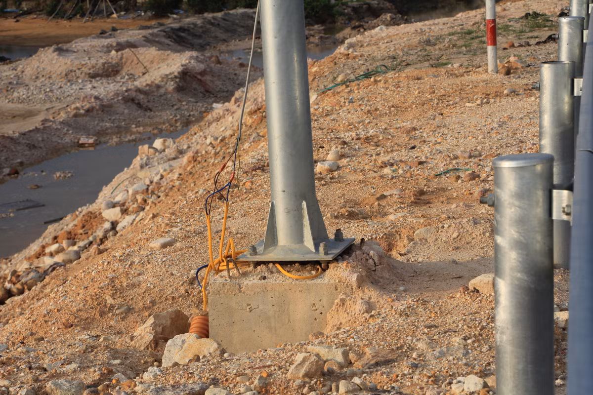 Các chân cột điện và dây điện vẫn lộ thiên khiến nhiều người lo lắng về tai nạn cho các công nhân cũng như những ai đi qua tuyến đường.