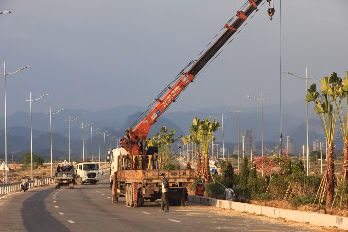 Các công nhân của nhà thầu thi công không được trang bị bảo hộ lao động. Phương án bảo đảm an toàn giao thông, an toàn lao động tại vị trí thi công cũng không được thực hiện.