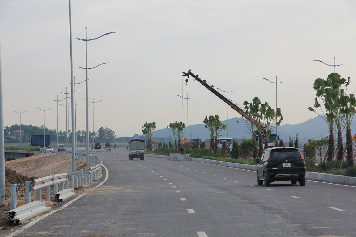 Các tấm tôn hộ lan an toàn bị xếp la liệt dọc đường chờ thi công, nhiều vị trí chưa được lắp hộ lan an toàn, "mắt phản quang" mặc dù cầu Tình Yêu và tuyến đường nối đã được khai thác gần 4 tháng qua.