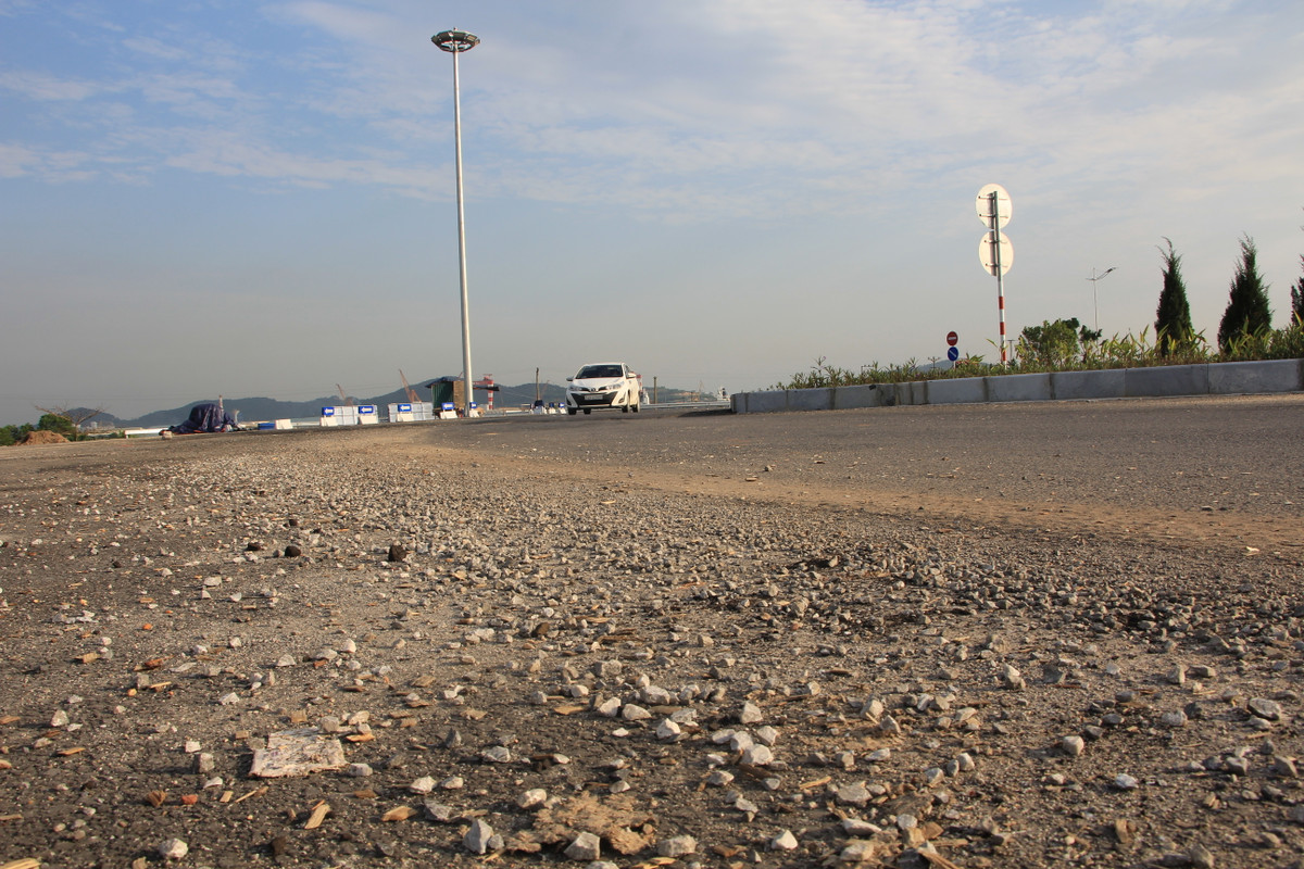 Mặt đường bị phủ kín bởi rác, đất đá, kim loại...gây tiềm ẩn nguy cơ tai nạn cho người tham gia giao thông trên tuyến đường.