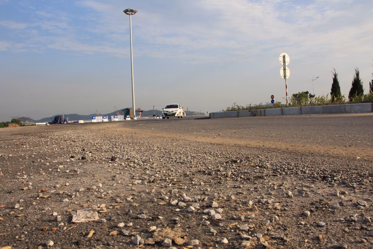 Mặt đường bị phủ kín bởi rác, đất đá, kim loại...gây tiềm ẩn nguy cơ tai nạn cho người tham gia giao thông trên tuyến đường.