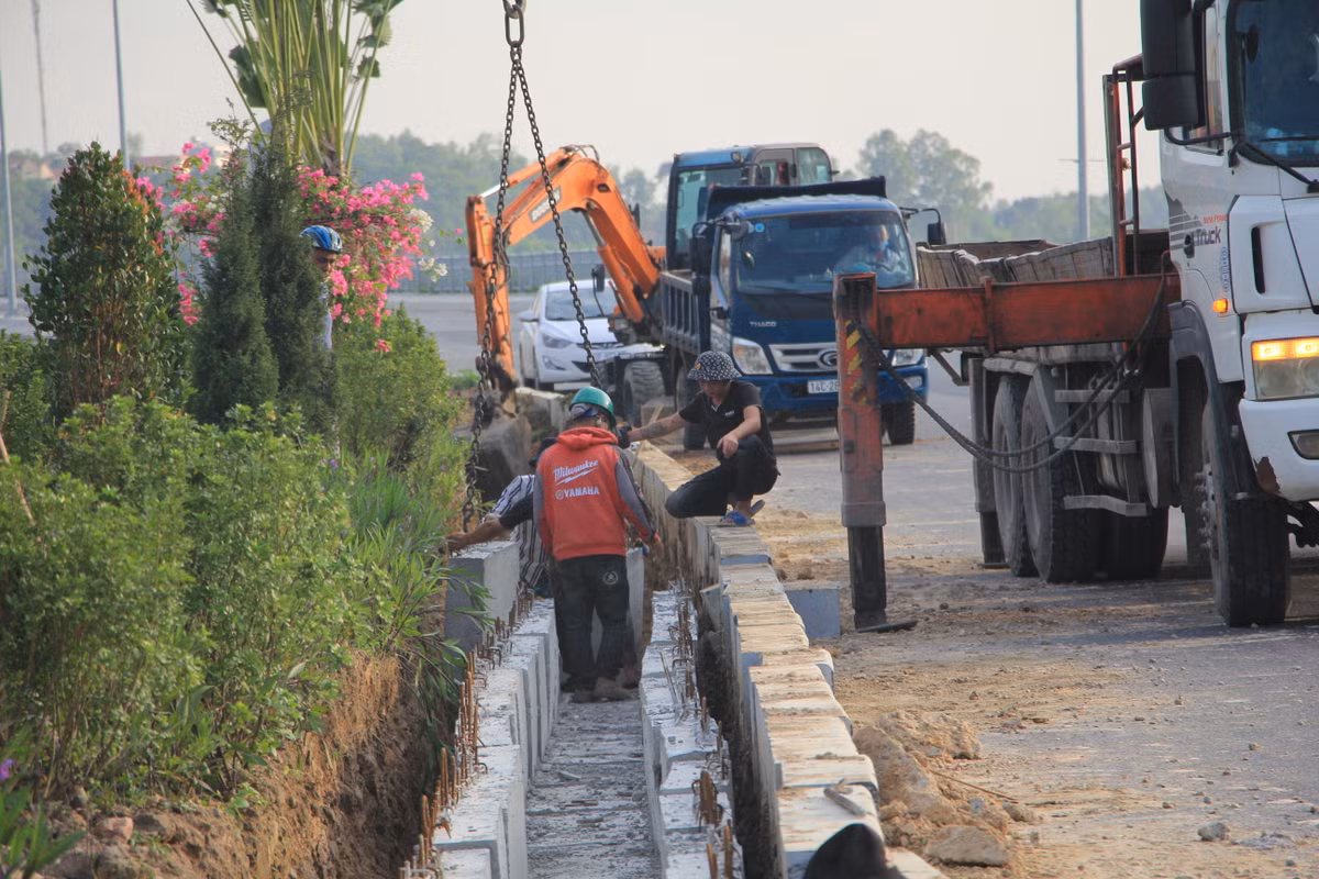 Đơn vị thi công không lắp đặt đầy đủ các biển báo về ATGT, ATLĐ, VSMT, không thực hiện các biện pháp che chắn khi thi công, không bố trí đầy đủ hệ thống che chắn như rào chắn, cọc tiêu... Thậm chí, lượng lớn đất đá, vật liệu rơi vãi xuống đường làm ảnh hưởng đến người, phương tiện tham gia giao thông.