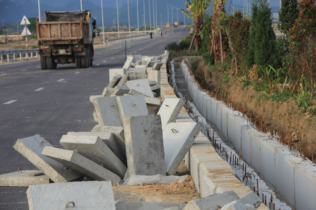 Nắp cống bày bừa la liệt trên đường, không được xếp gọn.