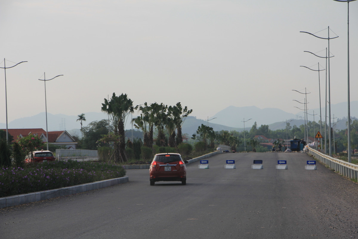 Mặc dù dự án cầu Tình Yêu đã thông toàn tuyến nhưng tại nhiều đoạn của tuyến đường nối với quốc lộ 279 vẫn bị chặn đứng để tiếp tục thi công, buộc các phương tiện phải đi ngược chiều.