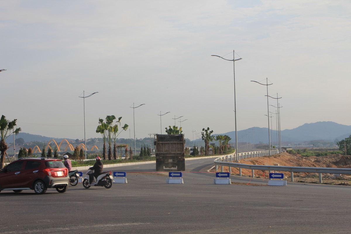 Từ 6 làn xe cơ giới với dải phân cách cứng nhưng hiện tại người tham gia giao thông chỉ đang được di chuyển 3 làn xe ở một bên đường nhưng phải đi ngược chiều nhau.