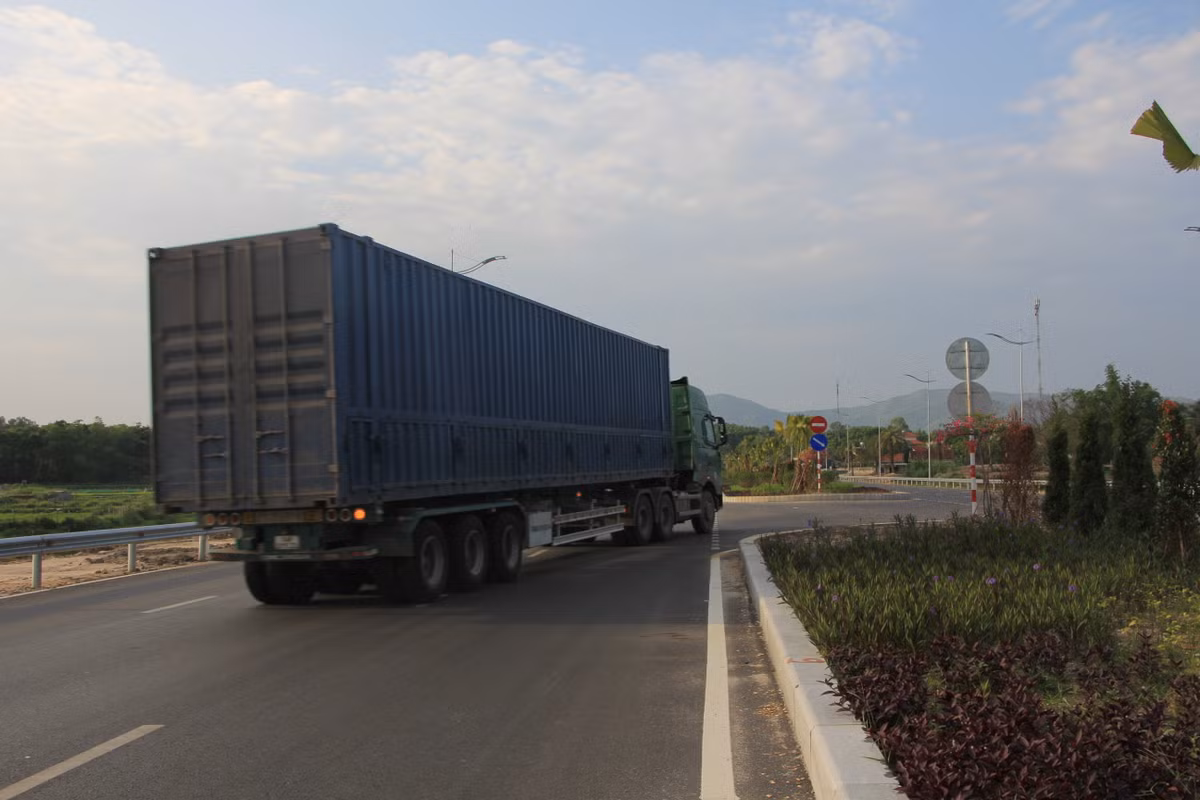 Sau một đoạn đường buộc phải đi ngược chiều, chiếc xe container nhanh chóng "vắt mình" sang làn đường của mình để tránh nguy hiểm.