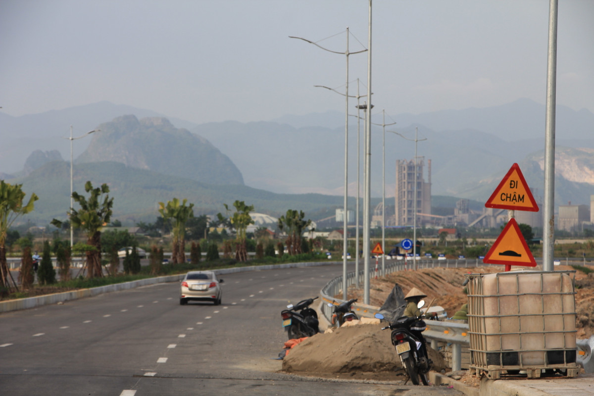 Quang Ninh: Sau khanh thanh, du an cau Tinh Yeu van ngon ngang, mat ATGT-Hinh-2