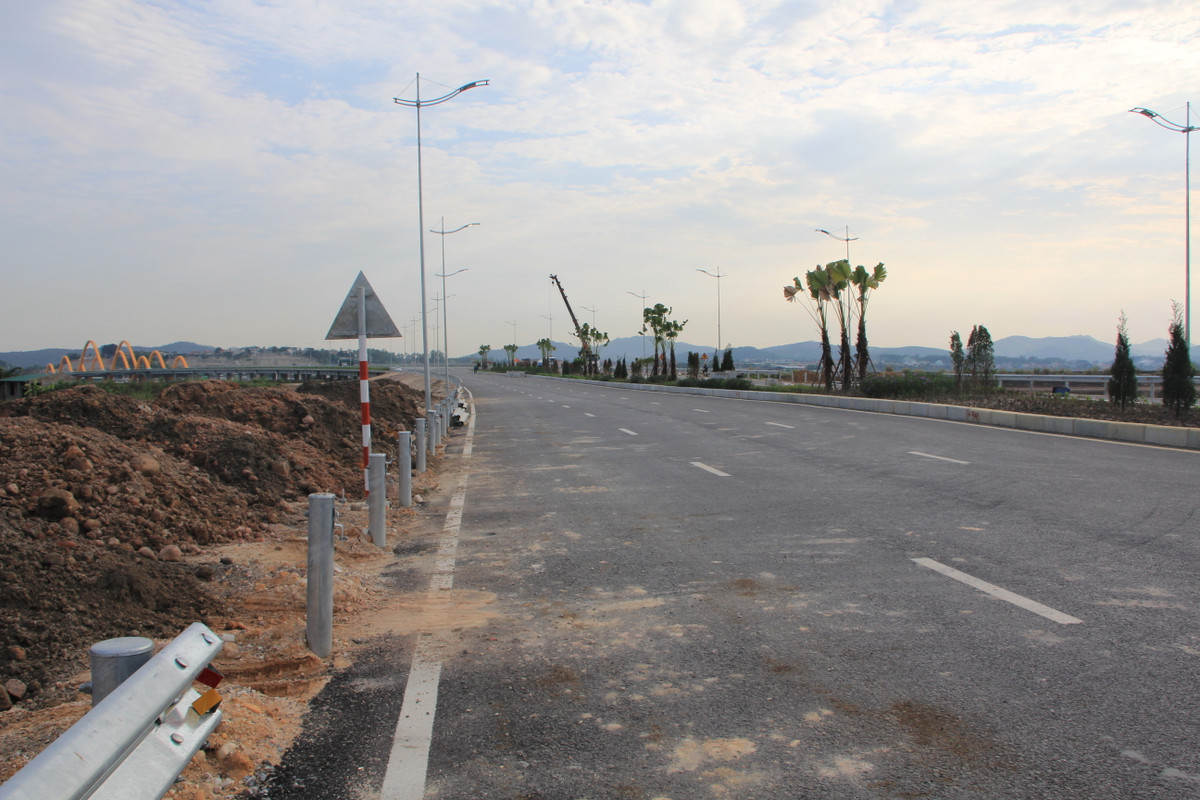 Quang Ninh: Sau khanh thanh, du an cau Tinh Yeu van ngon ngang, mat ATGT
