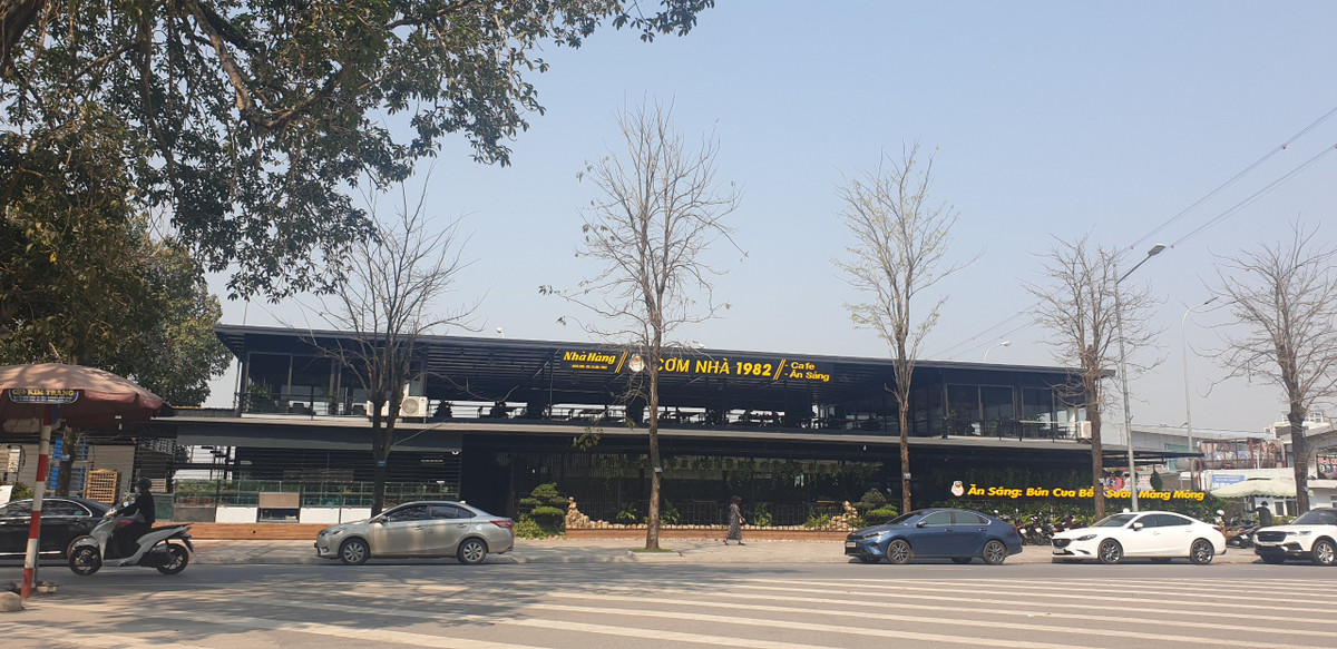 Tại cảng tàu Vinashin thuộc địa bàn phường Hồng Gai, TP Hạ Long, tỉnh Quảng Ninh, các tàu du lịch "nằm bất động" không hoạt động. Thay vào đó là hàng loạt nhà hàng, quán ăn tận dụng diện tích của cảng để dựng lên trái phép. khiến cảng tàu rơi vào cảnh nhếch nhác, lộn xộn, phá vỡ quy hoạch, mỹ quan đô thị thành phố du lịch biển Hạ Long.