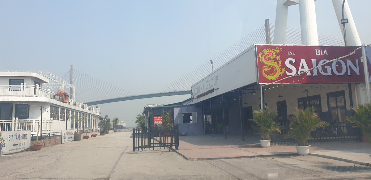 Bên trong sâu cảng Vinashin và dưới chân cột cáp treo vượt biển vịnh Cửa Lục, nhiều nhà hàng tự ý mọc lên.