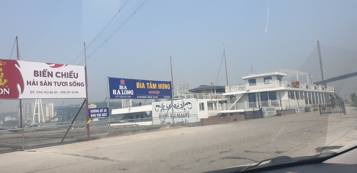 Một số nhà hàng ăn uống cũng cố len lỏi vào bên trong cảng để hoạt động.