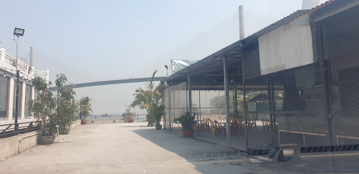 Các nhà hàng chủ yếu được xây dựng theo hình thức tạm bợ, lập mái tôn, quây rào sắt trên nền sân bê tông của cảng Vinashin.