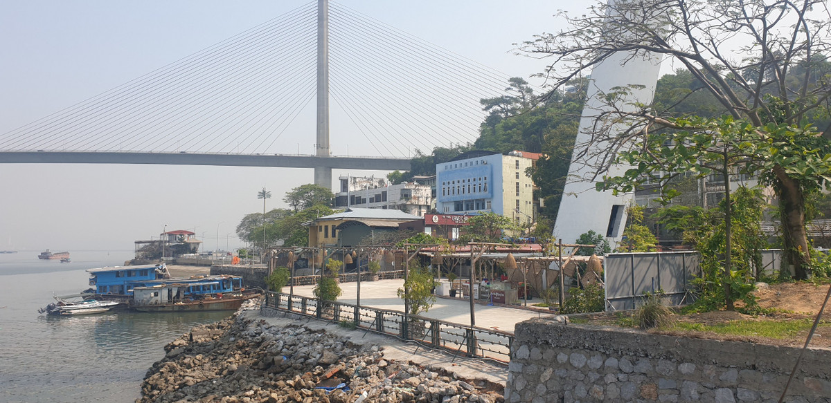 Việc xây dựng nhà hàng, công trình trái phép cũng đang khiến bờ kè của vịnh Cửa Lục (dưới chân cầu Bãi Cháy) bị ảnh hưởng, trơ đá và có dấu hiệu xuống cấp.