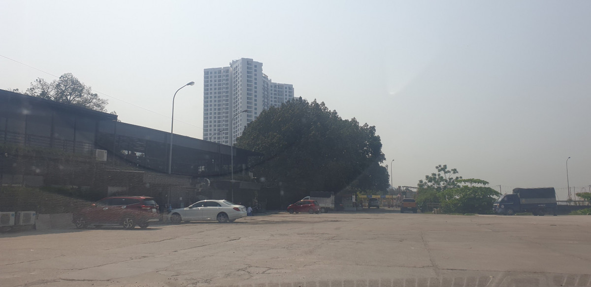 Trao đổi với PV Báo Tri thức và Cuộc sống, Chủ tịch UBND phường Hồng Gai (TP Hạ Long) thừa nhận hiện có nhiều nhà hàng, hạ tầng xây dựng trái phép bên trong cảng tàu Vinashin và Ủy ban phường đã lập danh sách để chuẩn bị cưỡng chế, tháo dỡ. Báo Tri thức và Cuộc sống sẽ tiếp tục thông tin.