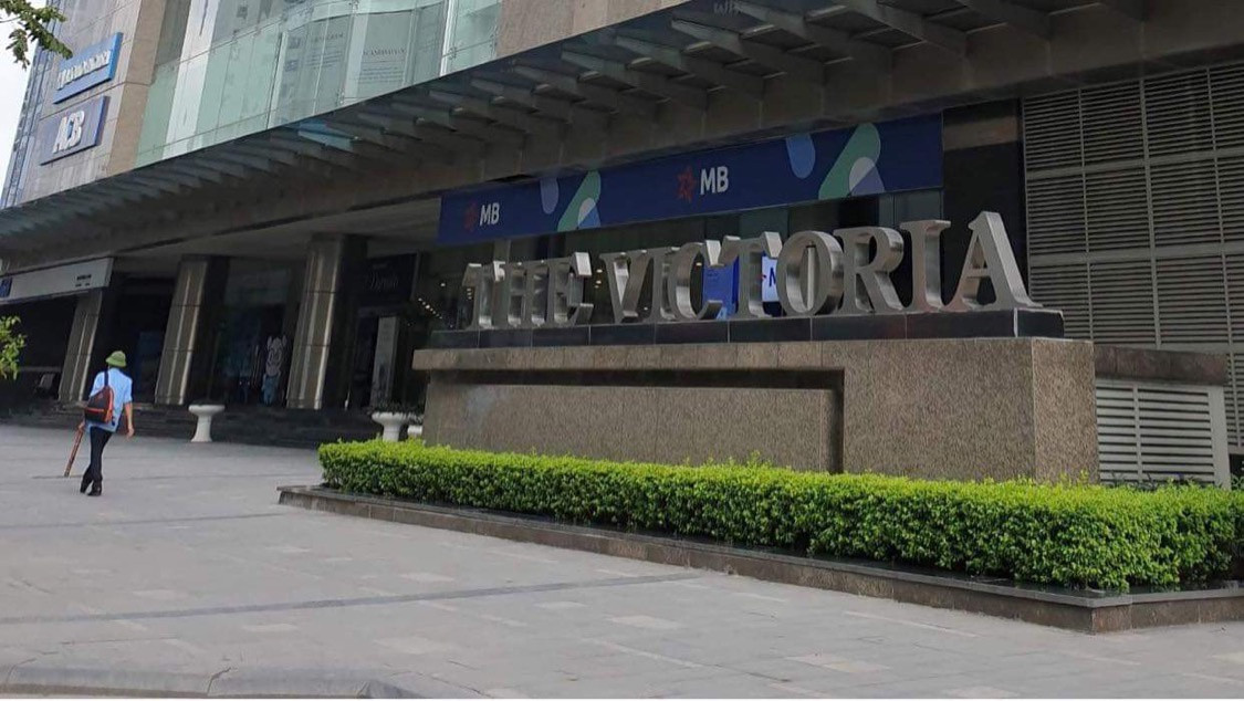 Cong an truy tim nguoi phat tan clip nam sinh truong chuyen roi tu tang cao xuong dat