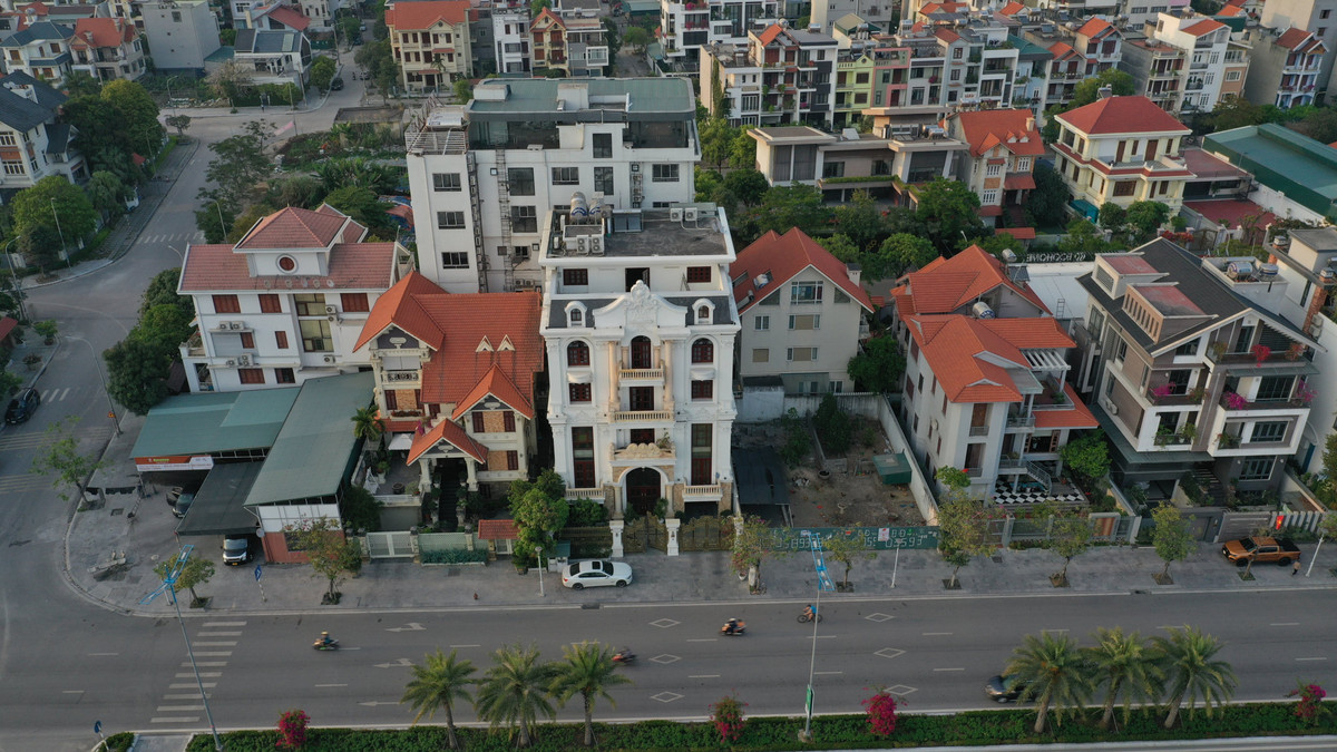 Đến bở rào và tường bao cũng được đầu tư tốn kém và kỹ lưỡng.