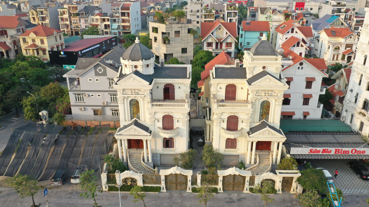 Những căn biệt thự hoành tráng với diện tích vài trăm mét vuông với đủ kiểu dáng nằm dọc theo con đường bao biển thuộc các phường Hồng Hải, Hồng Hà, TP Hạ Long.