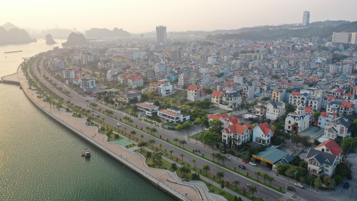 TP Hạ Long hiện đại và phồn thịnh với những công trình nhà ở cao tầng, hiện đại và đắt tiền.
