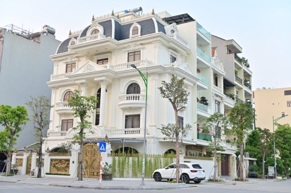 Người dân Hạ Long gọi đây là khu đại gia hay khu nhà giàu bởi với giá hàng chục tỷ cho đến trăm tỷ một ngôi biệt thự, tòa lâu đài. Khu vực này tập trung nhiều chủ khai thác khoáng sản than, bất động sản cũng như những thành phần giàu có.