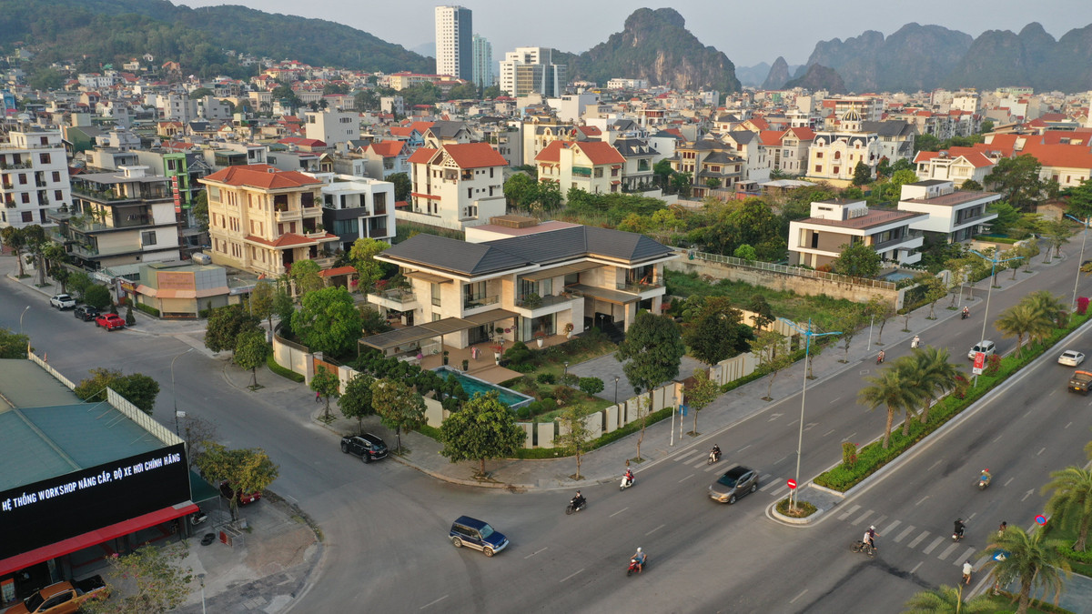 TP Hạ Long nổi bật với những nóc nhà biệt thự, tòa lâu đài hoành tráng.