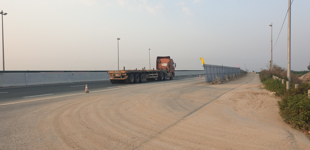 Hệ thống cảnh báo ATGT tại dự án nút giao Đầm Nhà Mạc của cao tốc Hạ Long - Hải Phòng rất sơ sài và bị buông lỏng. Thậm chí, còn gây mất vệ sinh môi trường, làm rơi vãi đất đá xuống bề mặt cao tốc làm cản trở, gây mất ATGT trên tuyến đường.