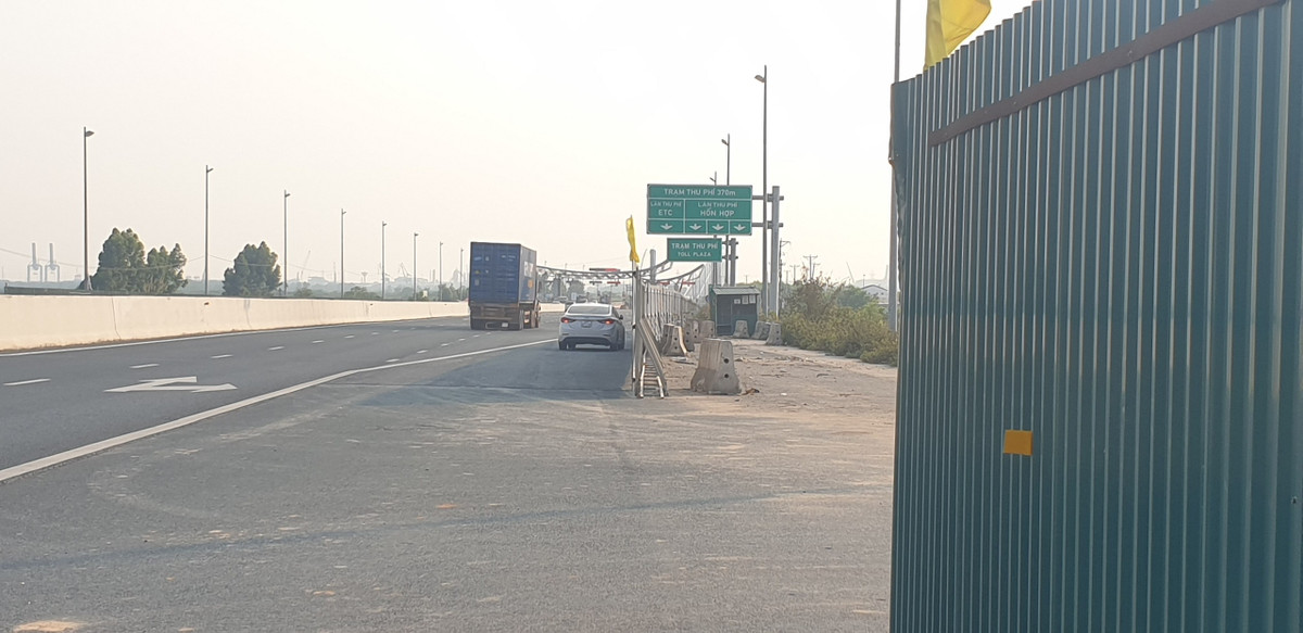 Ghi nhận của PV Báo Tri thức và Cuộc sống, vị trí tháo dỡ tôn hộ lan bên phải tuyến để phục vụ thi công nút giao Đầm Nhà Mạc không được lắp đặt barie, không có đèn báo, không người cảnh giới, điều tiết giao thông... Để mặc các xe tải chở vật liệu xây dựng tự do ra vào dù các phương tiện lưu thông trên tuyến cao tốc Hạ Long - Hải Phòng đông đúc và tốc độ cao.