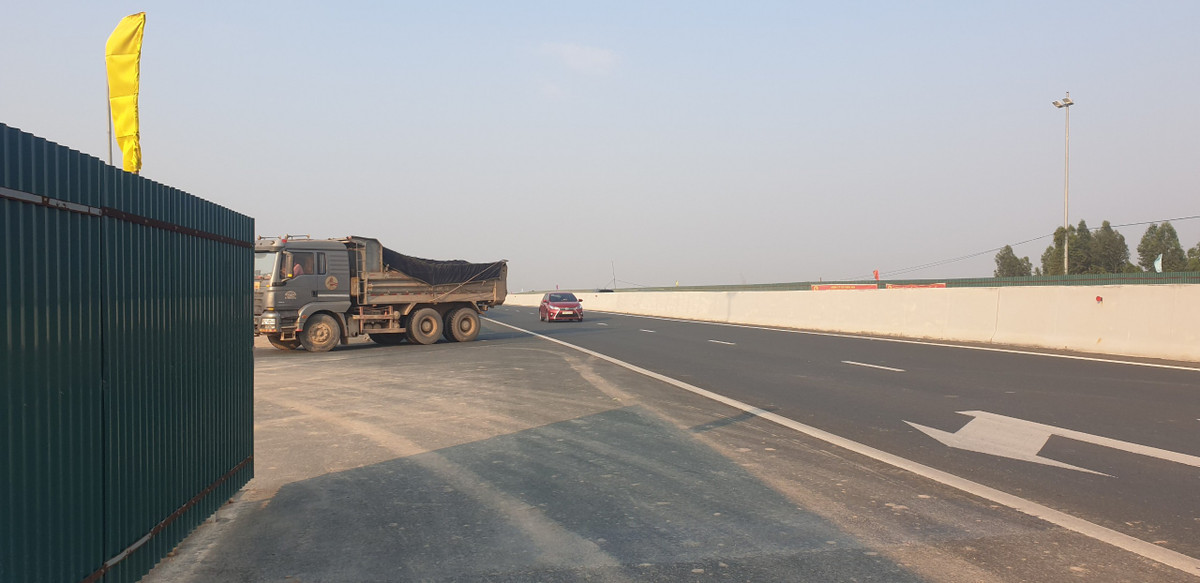 Xe chở phục vụ dự án đất bất ngờ rẽ vào lối tháo dở tôn hộ lan không được cảnh báo khiến nhiều phương tiện bị bất ngờ, tiềm ẩn nguy cơ TNGT.