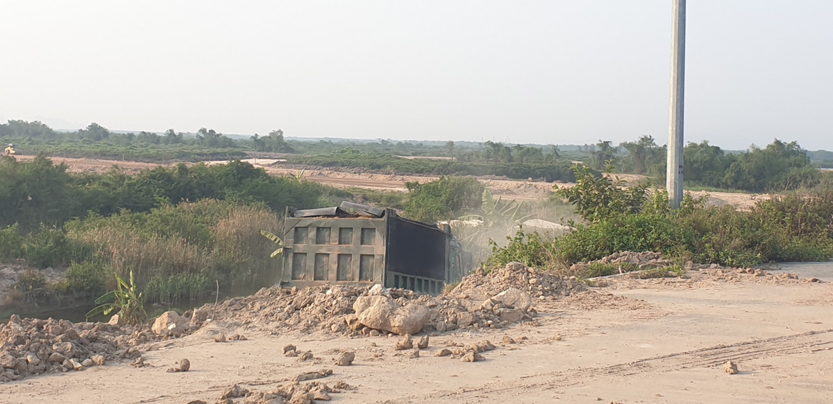 Thậm chí những chiếc xe tải chở vật liệu xây dựng phục vụ dự án đã được cơi nới thành thùng, có dấu hiệu chở quá tải, gây ô nhiễm môi trường mặc cho trong giấy phép xây dựng Sở GTVT Quảng Ninh đã nghiêm cấm.