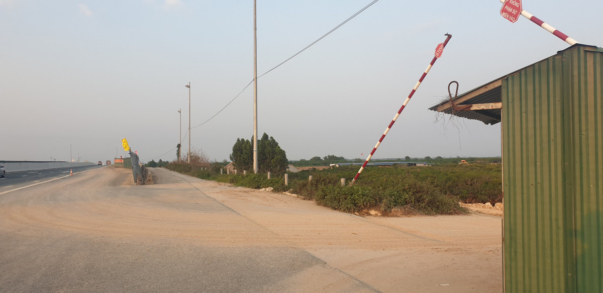 Tại điểm tháo dở tôn hộ lan bên trái tuyến của dự án cũng không được bảo đảm hệ thống ATGT theo quy định. Mặc dù có nhà trực bảo vệ và có lắp barie nhưng lại không có người điều tiết, cảnh giới và thực hiện công tác hướng dẫn an toàn. Hàng loạt xe tải chở vật liệu vô tư ra vào công trường khiến các phương tiện "giật mình" khi bất ngờ có xe tải bất ngờ lao ra, rẽ vào.