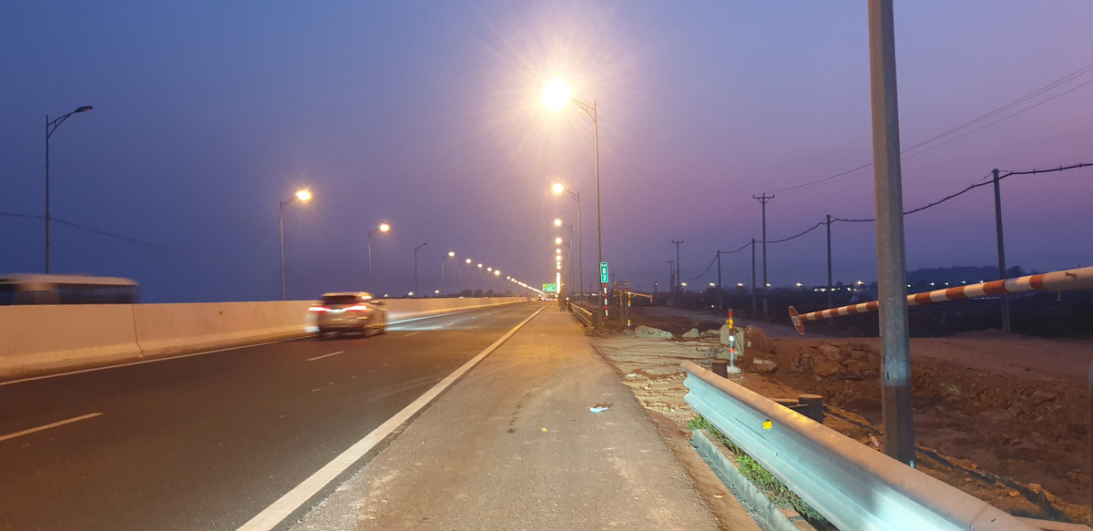 Tại vị trí tháo dở tôn hộ lan cao tốc Hạ Long - Hải Phòng Km6+700 để tạo lối ra vào phục vụ thi công đường nối cao tốc Hạ Long – Hải Phòng với đường tỉnh 338 của nhà thầu Công ty CP Đầu tư và Xây dựng giao thông Phương Thành cũng không được bảo đảm đầy đủ hệ thống ATGT, an toàn lao động theo quy định. Để không để xảy ra hậu quả đáng tiếc, đề nghị cơ quan chức năng tỉnh Quảng Ninh vào cuộc kiểm tra, xử lý vi các vi phạm và làm rõ trách nhiệm của cá nhân, tổ chức (nếu có) trong việc để xảy ra những bất cấp trên.