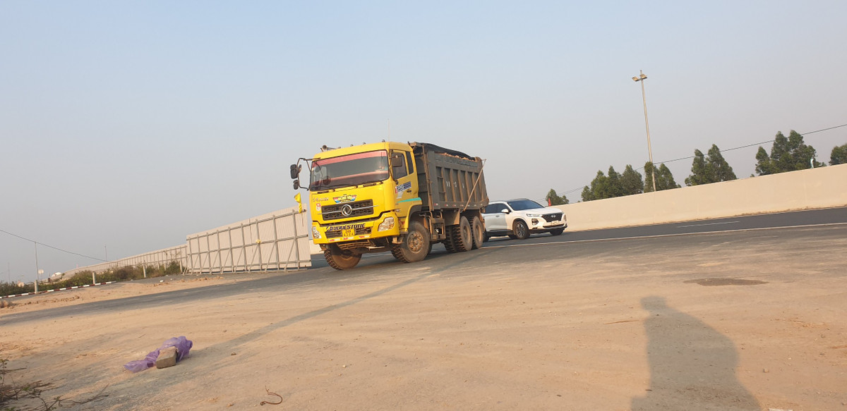 Được biết, việc tháo dỡ tôn hộ lan trên tuyến cao tốc Hạ Long - Hải Phòng tại Km20 để phục vụ dự án nút giao Đầm Nhà Mạc đã được Sở GTVT tỉnh Quảng Ninh cấp phép. Chủ đầu tư dự án là Ban Quản lý dự án đầu tư xây dựng các công trình dân dụng và công nghiệp; nhà thầu thi công là Liên danh công ty cổ phần 484 và Công ty cổ phần tư vấn xây lắp đầu tư An Phú. Tuy nhiên, thực tế việc bảo đảm bảo ATGT, an toàn lao động tại vị trí tháo dở hộ lan này không được chủ đầu tư và nhà thầu bảo đảm nghiêm túc.