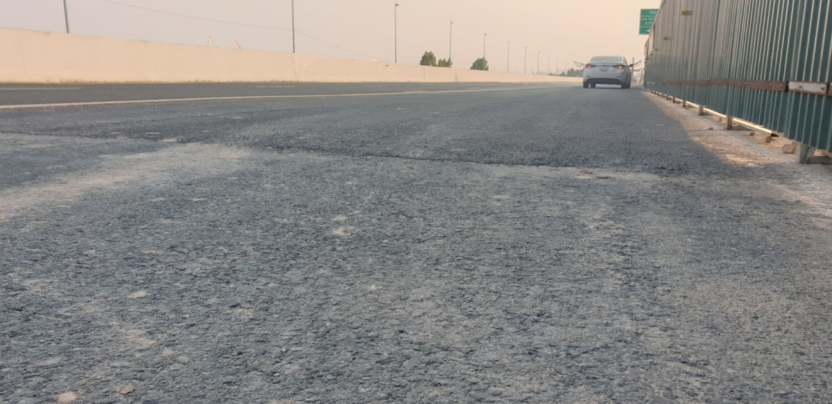 Mặt đường cao tốc Hạ Long - Hải Phòng có dấu hiệu xuống cấp, hư hỏng tại vị trí phục vụ thi công dự án.