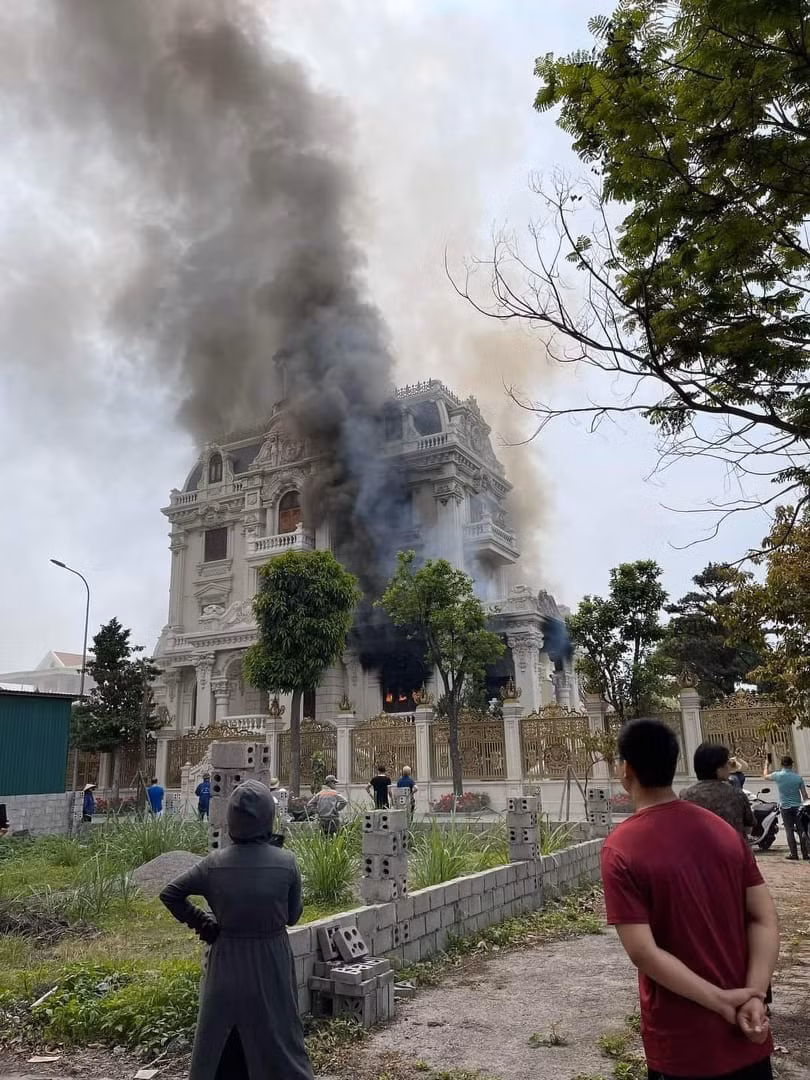 Hiện, lãnh đạo TP. Cẩm Phả đang trực tiếp có mặt tại hiện trường, chỉ đạo xử lý sau vụ cháy.