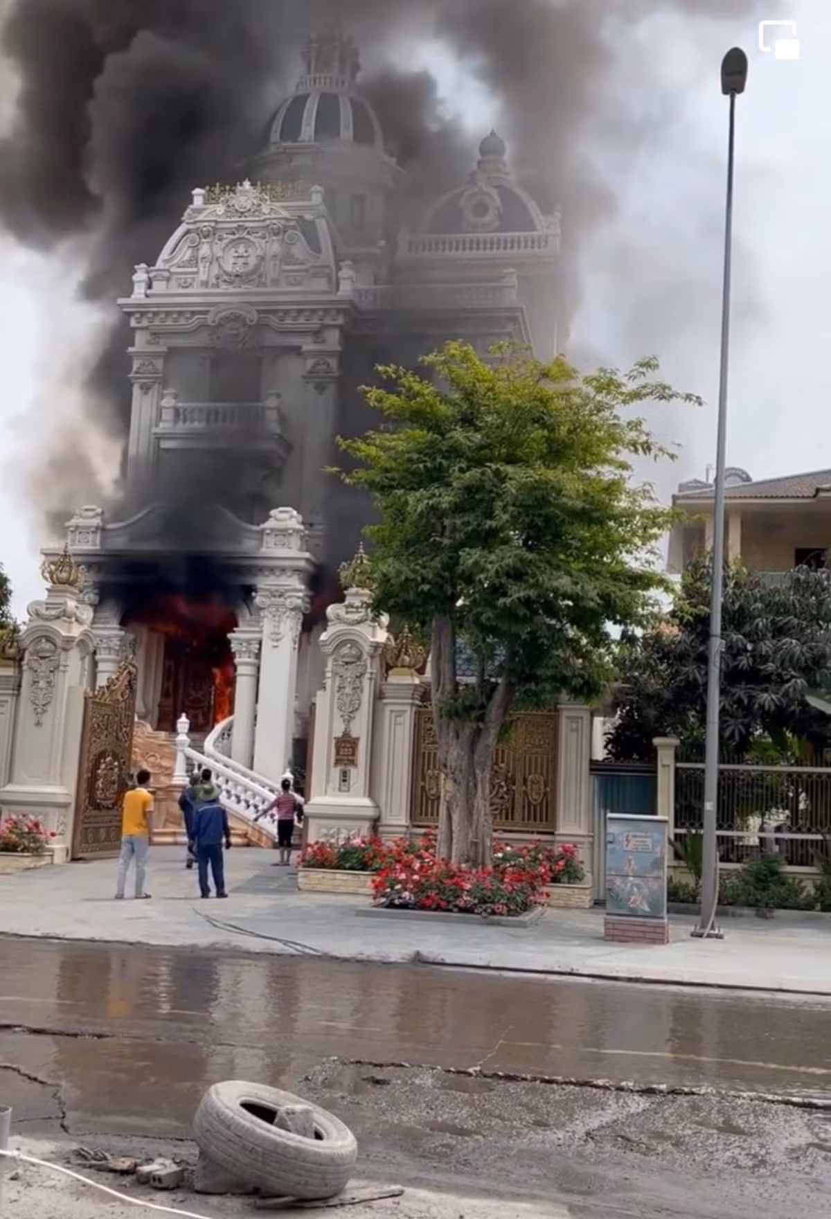 Sáng 12/4, vụ hỏa hoạn xảy ra tại một tòa lâu đài trị giá tiền tỷ ở phường Cẩm Bình, TP. Cẩm Phả, tỉnh Quảng Ninh. Đám cháy rất lớn, khói đen mù mịt bốc cao.