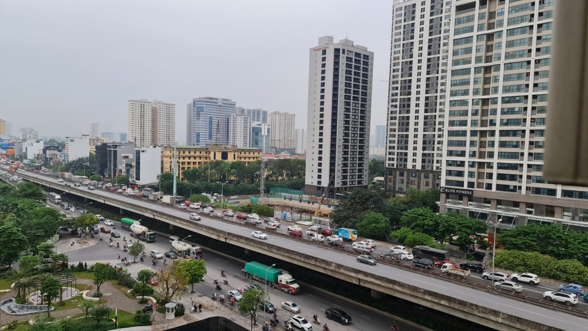 Đường vành đai 3 như Phạm Hùng, Khuất Duy Tiến, Nguyễn Xiển ùn tắc kéo dài, các phương tiện di chuyển khó khăn, nhích từng chút.